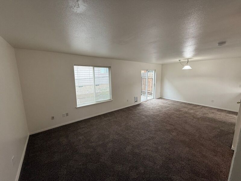 $1,475 First 3 Months, NE Salem 2 Bed + Bonus Room, 1.5 Bath, Town House, AVAILABLE NOW! property image