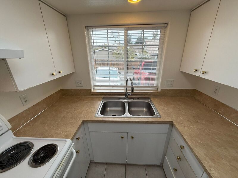 $1,475 First 3 Months, NE Salem 2 Bed + Bonus Room, 1.5 Bath, Town House, AVAILABLE NOW! property image