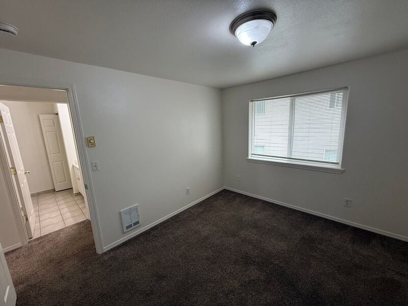 $1,475 First 3 Months, NE Salem 2 Bed + Bonus Room, 1.5 Bath, Town House, AVAILABLE NOW! property image