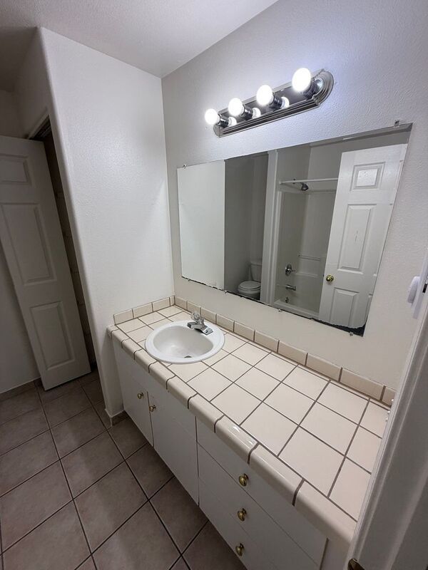 $1,475 First 3 Months, NE Salem 2 Bed + Bonus Room, 1.5 Bath, Town House, AVAILABLE NOW! property image