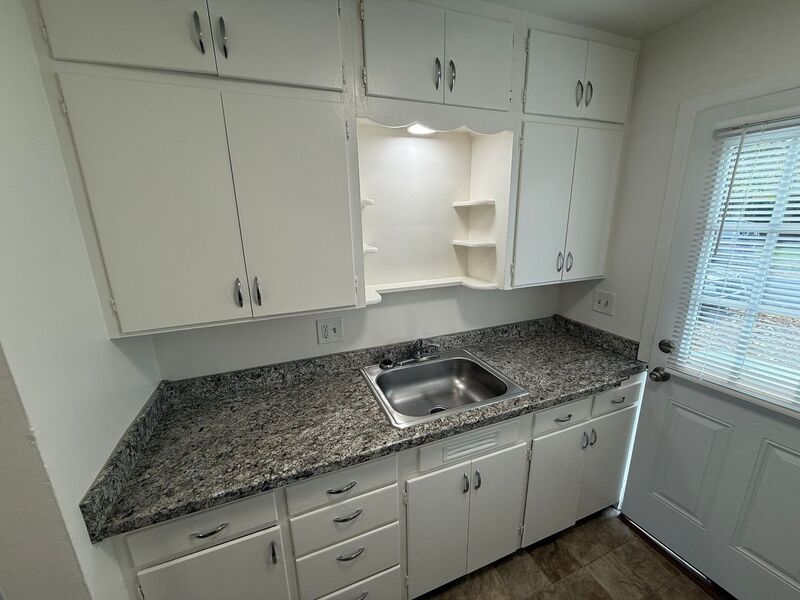 SE Salem 1 Bed, 1 Bath, in a 8-plex, AVAILABLE NOW! property image