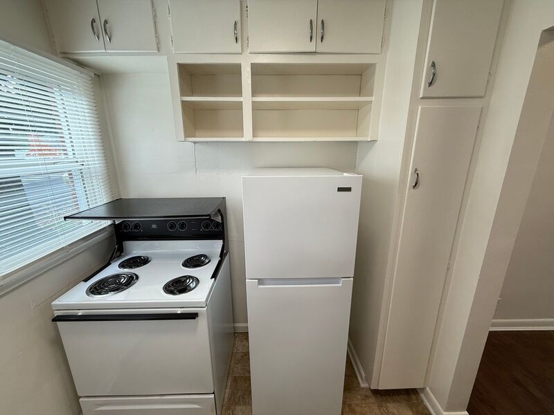 SE Salem 1 Bed, 1 Bath, in a 8-plex, AVAILABLE NOW! property image