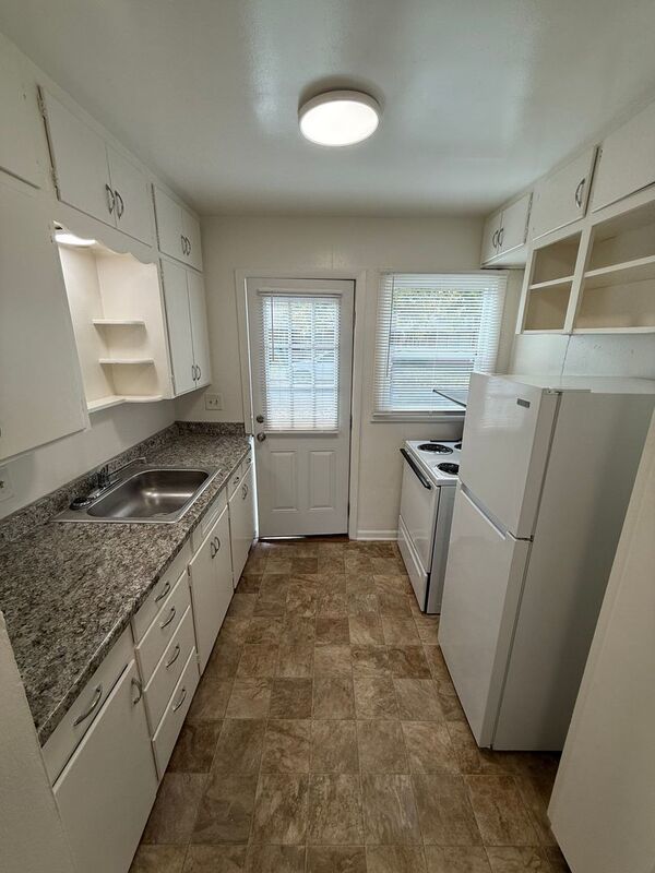SE Salem 1 Bed, 1 Bath, in a 8-plex, AVAILABLE NOW! property image