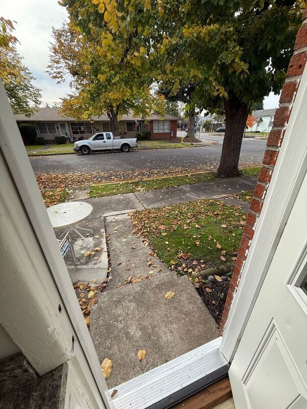 SE Salem 1 Bed, 1 Bath, in a 8-plex, AVAILABLE NOW! property image