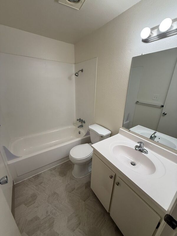 $1095 First 3 Months, NW Salem 1 Bed 1 Bath 1st Floor Apartment, W/S/G Paid, AVAILABLE NOW! property image