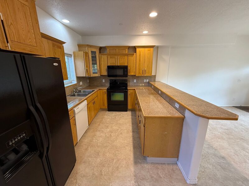 $1,595 First 3 Months, S Salem 3 Bed, 2 Bath, Townhouse, Washer & Dryer Hook-Ups, AVAILABLE NOW! property image