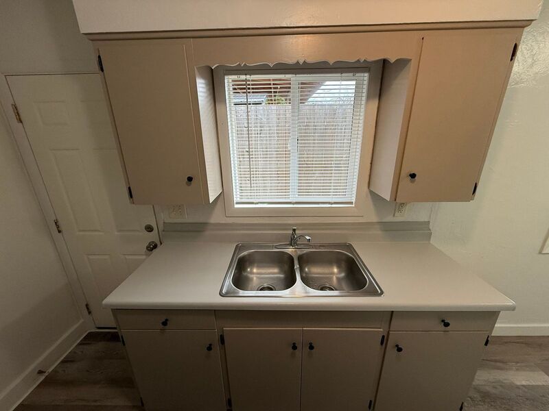 $895 First 3 Months, Charming & Convenient! 1 Bed/1 Bath Near DT – Pet Friendly, AVAILABLE NOW! property image