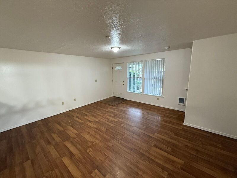 $1,595 First 3 Months, S Salem 3 Bed, 2 Bath, Townhouse, Washer & Dryer Hook-Ups, AVAILABLE NOW! property image