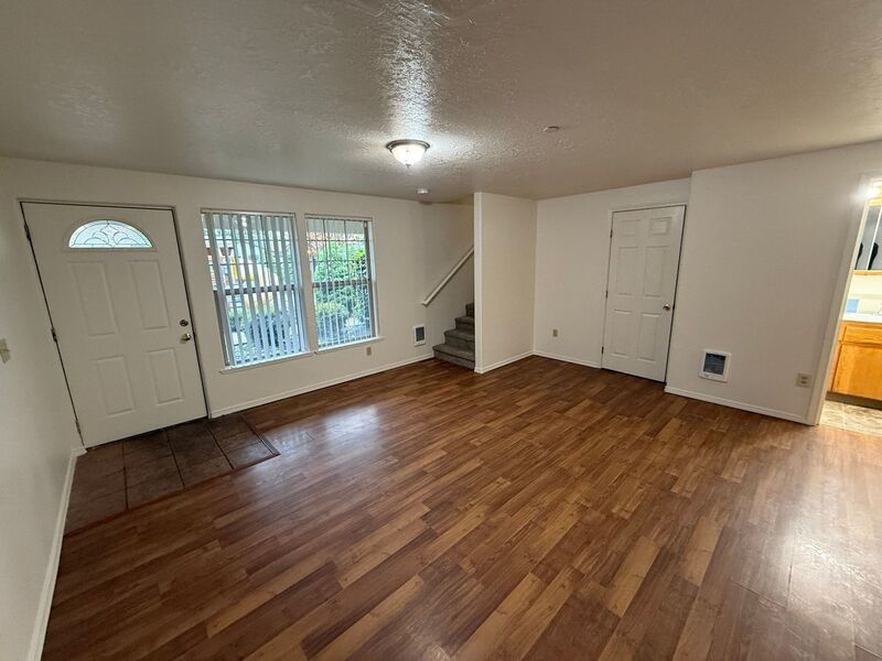 $1,595 First 3 Months, S Salem 3 Bed, 2 Bath, Townhouse, Washer & Dryer Hook-Ups, AVAILABLE NOW! property image