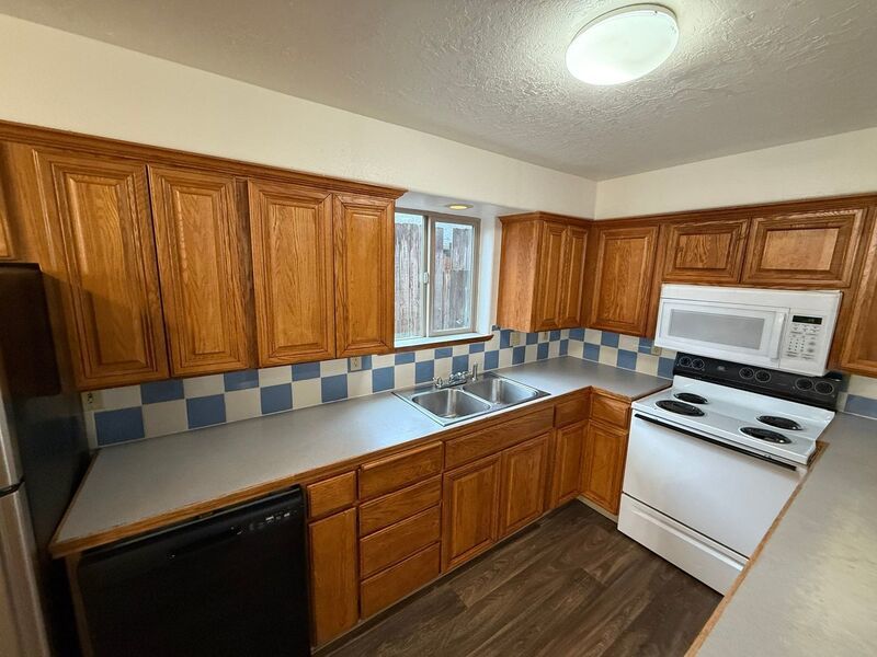 $1,595 First 3 Months, S Salem 3 Bed, 2 Bath, Townhouse, Washer & Dryer Hook-Ups, AVAILABLE NOW! property image
