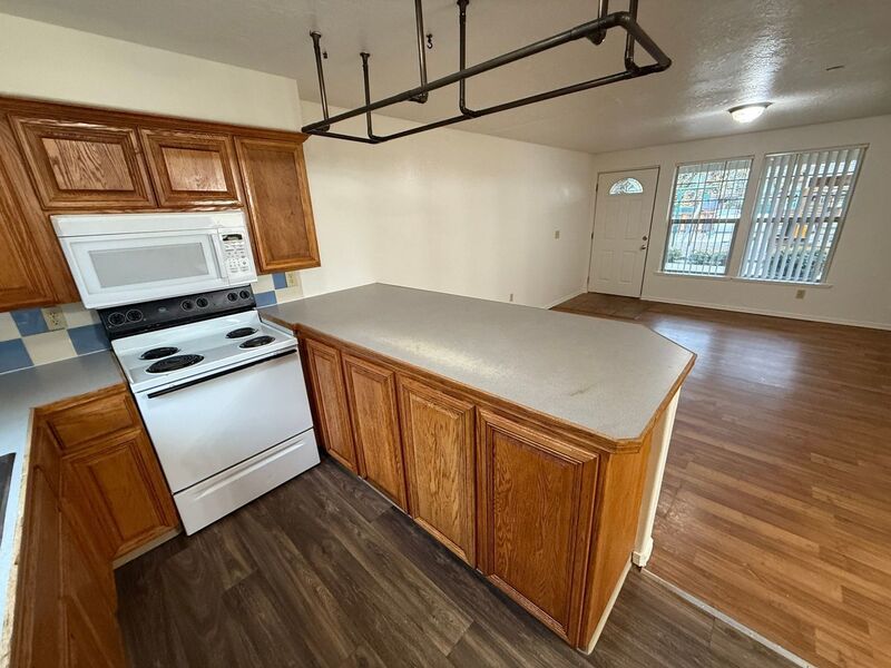 $1,595 First 3 Months, S Salem 3 Bed, 2 Bath, Townhouse, Washer & Dryer Hook-Ups, AVAILABLE NOW! property image