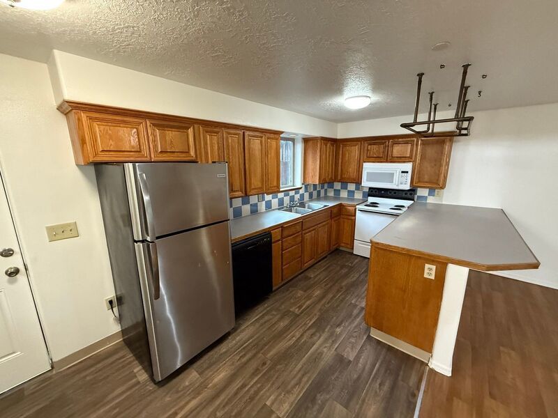 $1,595 First 3 Months, S Salem 3 Bed, 2 Bath, Townhouse, Washer & Dryer Hook-Ups, AVAILABLE NOW! property image