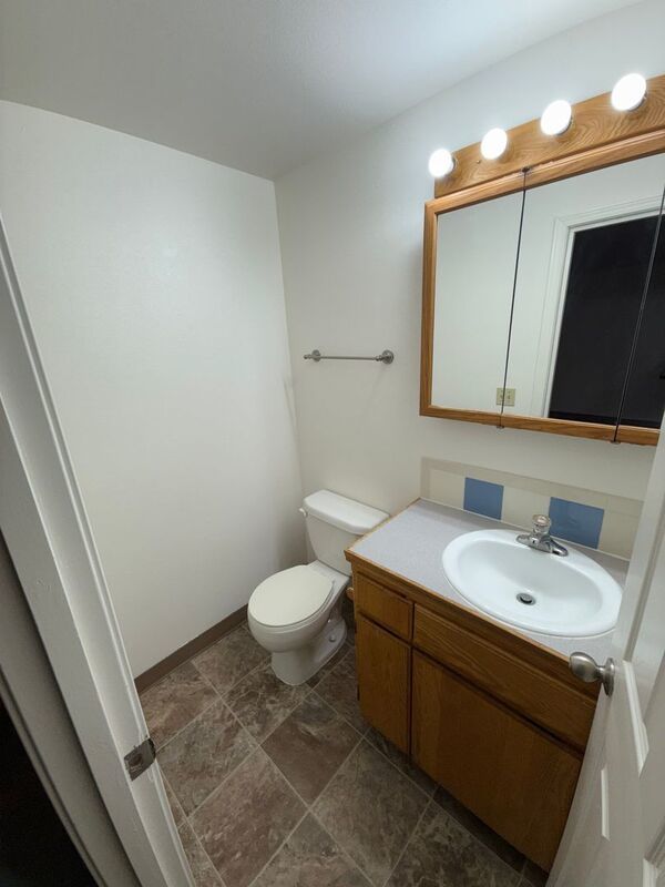 $1,595 First 3 Months, S Salem 3 Bed, 2 Bath, Townhouse, Washer & Dryer Hook-Ups, AVAILABLE NOW! property image