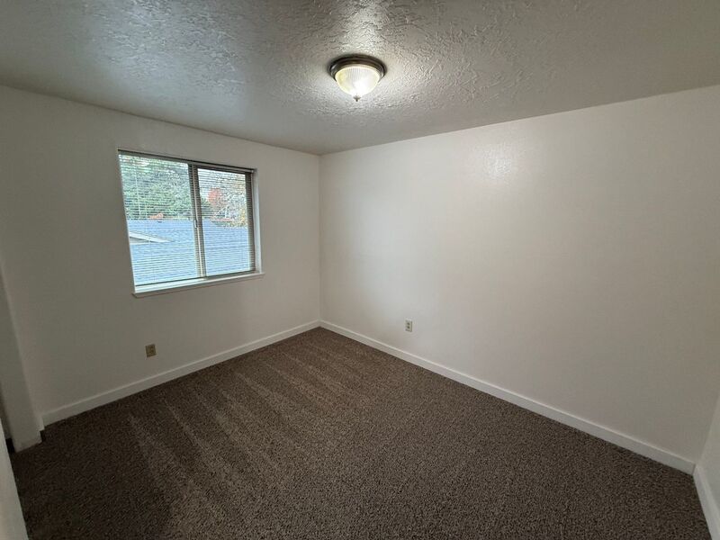 $1,595 First 3 Months, S Salem 3 Bed, 2 Bath, Townhouse, Washer & Dryer Hook-Ups, AVAILABLE NOW! property image