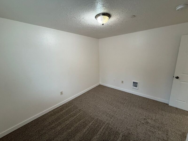 $1,595 First 3 Months, S Salem 3 Bed, 2 Bath, Townhouse, Washer & Dryer Hook-Ups, AVAILABLE NOW! property image