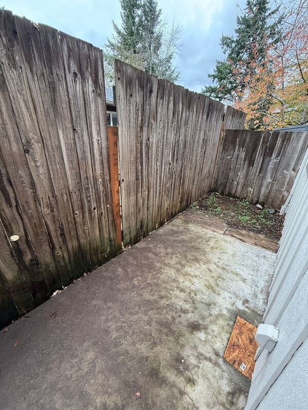 $1,595 First 3 Months, S Salem 3 Bed, 2 Bath, Townhouse, Washer & Dryer Hook-Ups, AVAILABLE NOW! property image