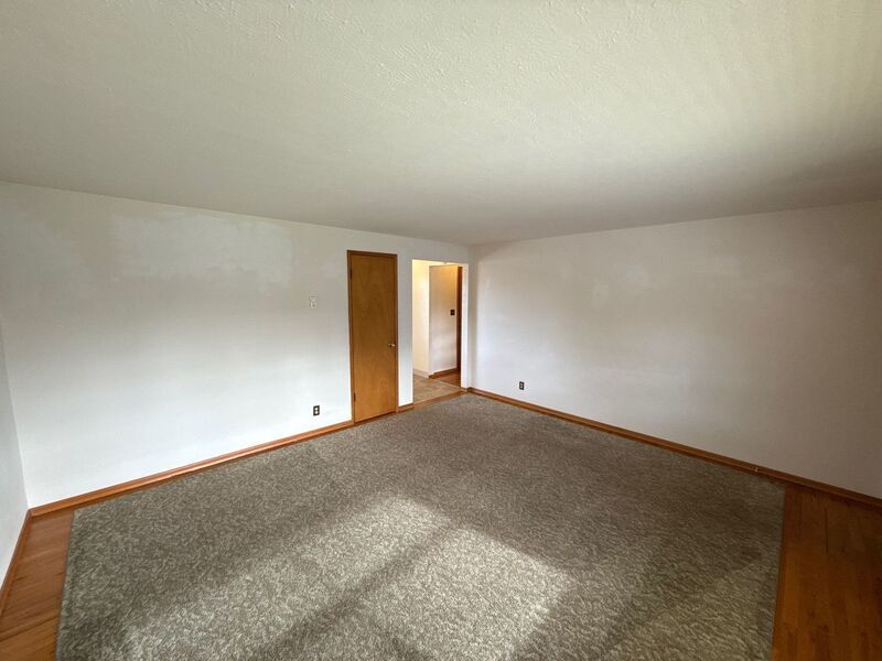 SE Salem 1 Bed 1 Bath Apartment, 2nd Floor Unit, W/S/G Paid, AVAILABLE NOW! property image