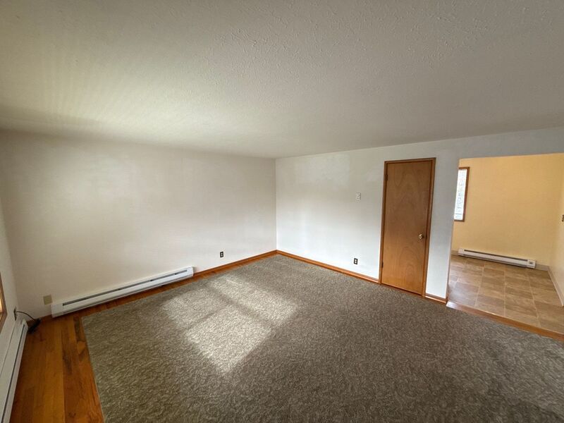 SE Salem 1 Bed 1 Bath Apartment, 2nd Floor Unit, W/S/G Paid, AVAILABLE NOW! property image