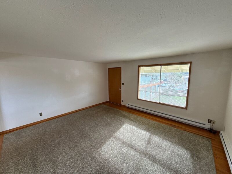 SE Salem 1 Bed 1 Bath Apartment, 2nd Floor Unit, W/S/G Paid, AVAILABLE NOW! property image