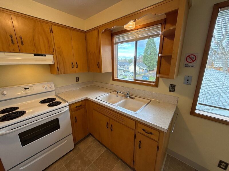 SE Salem 1 Bed 1 Bath Apartment, 2nd Floor Unit, W/S/G Paid, AVAILABLE NOW! property image