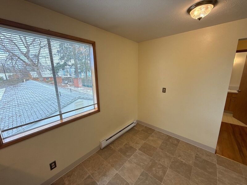 SE Salem 1 Bed 1 Bath Apartment, 2nd Floor Unit, W/S/G Paid, AVAILABLE NOW! property image