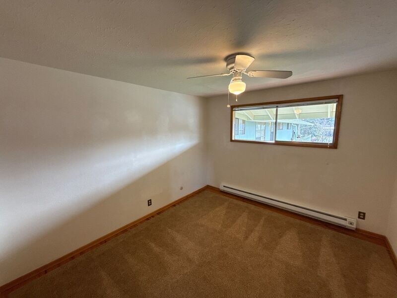 SE Salem 1 Bed 1 Bath Apartment, 2nd Floor Unit, W/S/G Paid, AVAILABLE NOW! property image