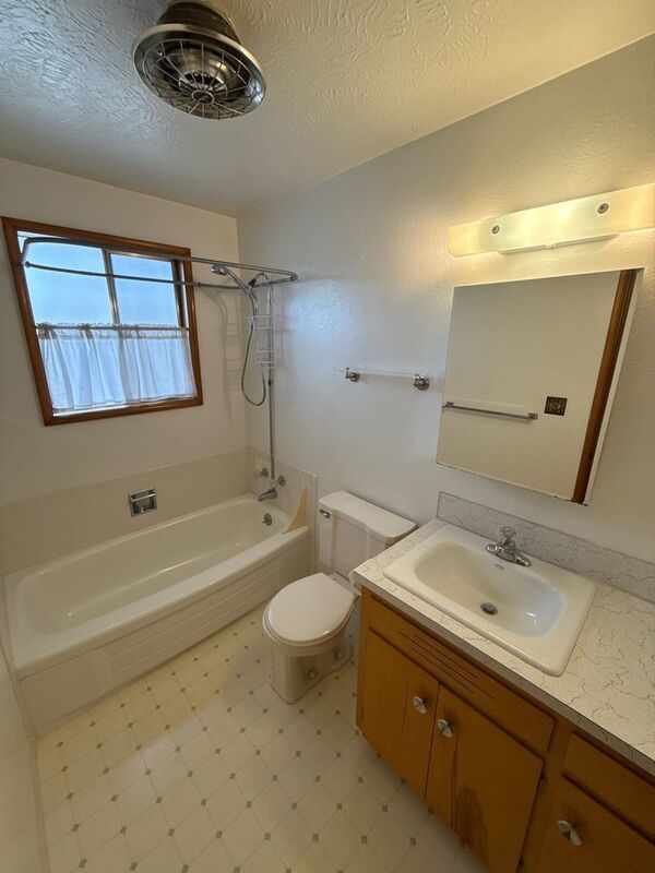 SE Salem 1 Bed 1 Bath Apartment, 2nd Floor Unit, W/S/G Paid, AVAILABLE NOW! property image