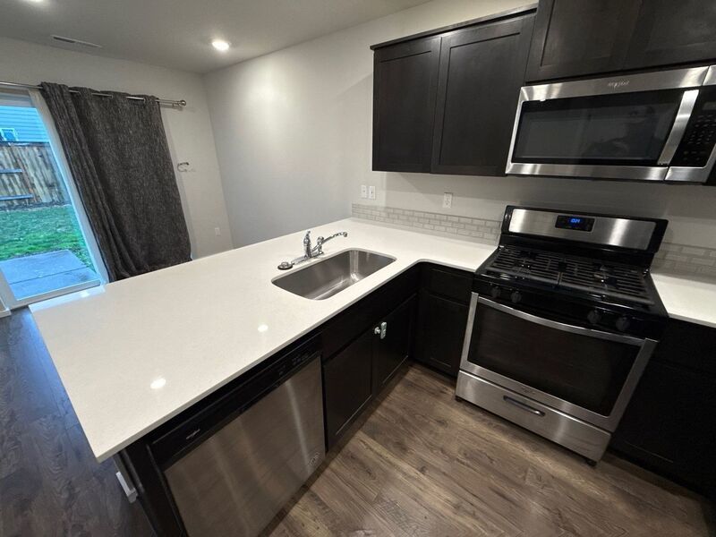 NE Salem, Beautiful Single Family Home 3 Bed + Bonus Room, 2.5 Bath, AVAILABLE NOW! property image