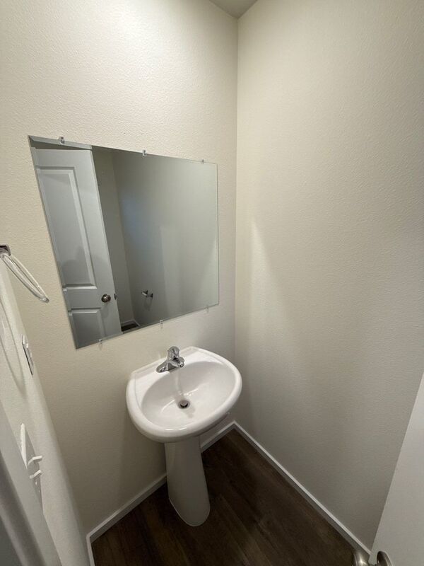 NE Salem, Beautiful Single Family Home 3 Bed + Bonus Room, 2.5 Bath, AVAILABLE NOW! property image