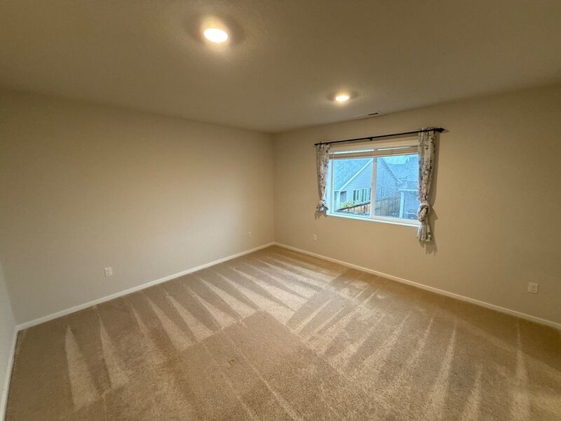 NE Salem, Beautiful Single Family Home 3 Bed + Bonus Room, 2.5 Bath, AVAILABLE NOW! property image