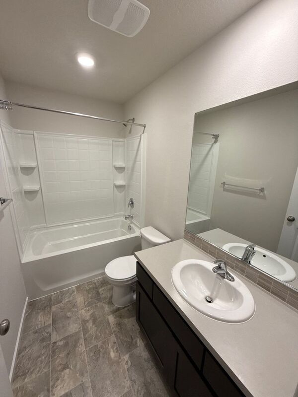 NE Salem, Beautiful Single Family Home 3 Bed + Bonus Room, 2.5 Bath, AVAILABLE NOW! property image