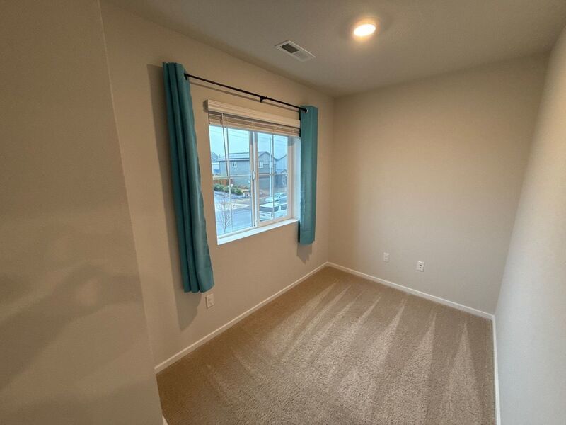 NE Salem, Beautiful Single Family Home 3 Bed + Bonus Room, 2.5 Bath, AVAILABLE NOW! property image