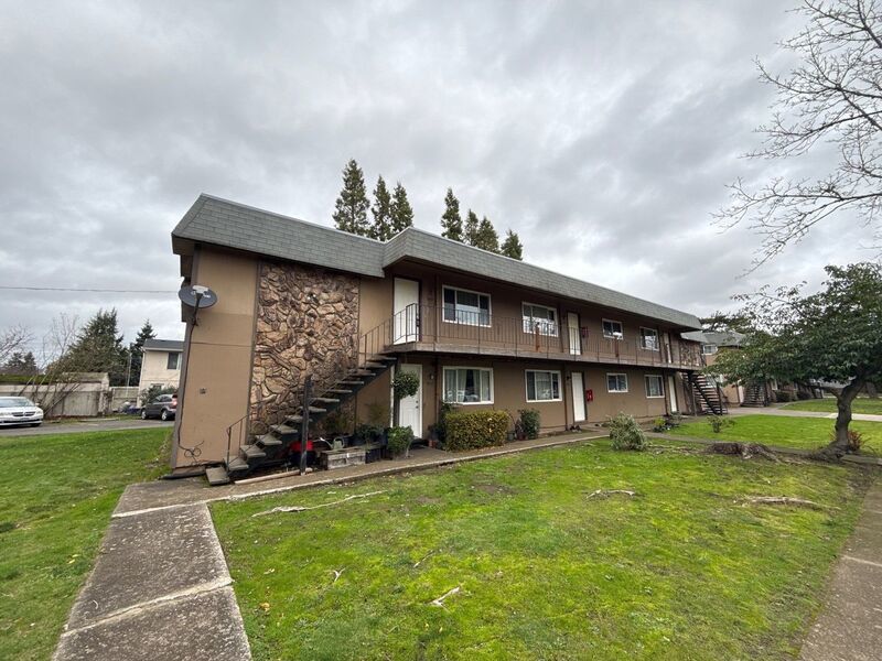 $1,545 First 3 Months, NE Salem 3 Bed, 1 Bath, 2nd Floor Apartment, Pet's are Welcome, AVAILABLE NOW! property image