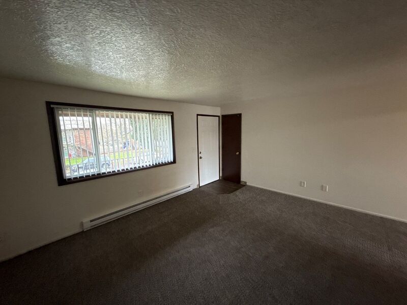 $1,545 First 3 Months, NE Salem 3 Bed, 1 Bath, 2nd Floor Apartment, Pet's are Welcome, AVAILABLE NOW! property image