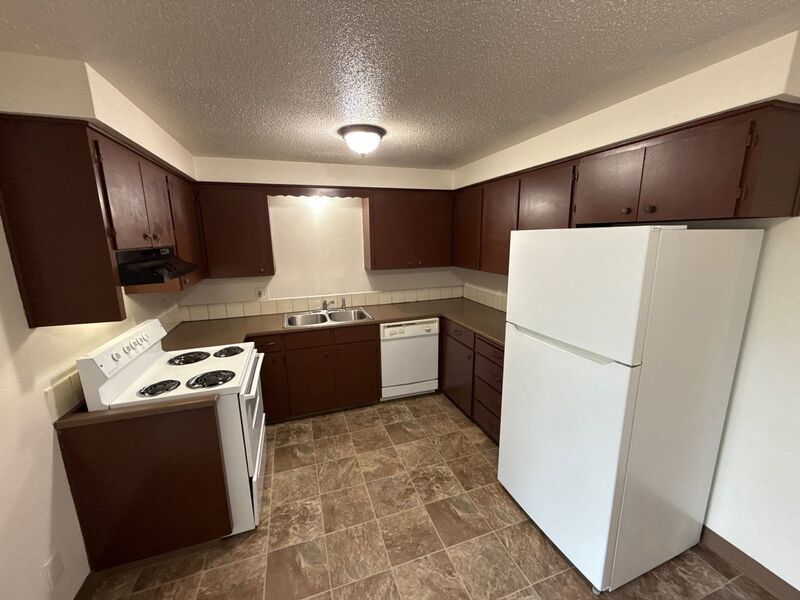 $1,545 First 3 Months, NE Salem 3 Bed, 1 Bath, 2nd Floor Apartment, Pet's are Welcome, AVAILABLE NOW! property image