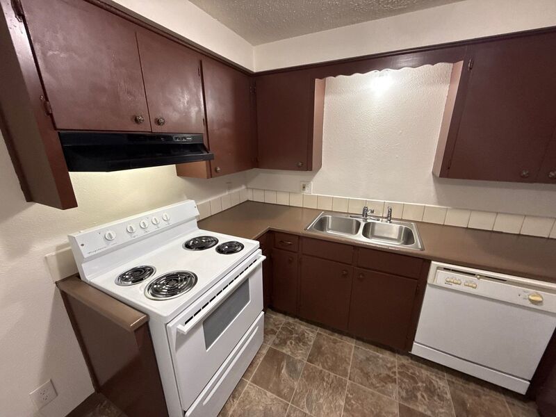 $1,545 First 3 Months, NE Salem 3 Bed, 1 Bath, 2nd Floor Apartment, Pet's are Welcome, AVAILABLE NOW! property image