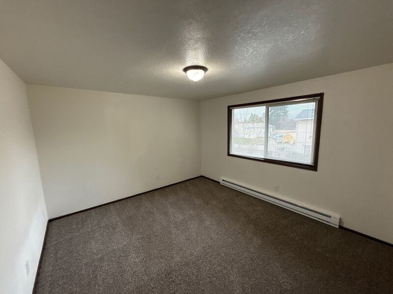 $1,545 First 3 Months, NE Salem 3 Bed, 1 Bath, 2nd Floor Apartment, Pet's are Welcome, AVAILABLE NOW! property image