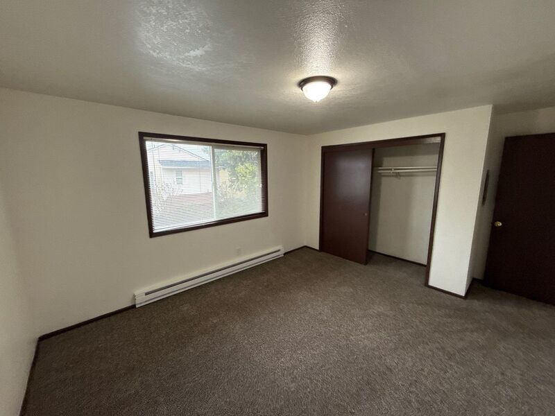 $1,545 First 3 Months, NE Salem 3 Bed, 1 Bath, 2nd Floor Apartment, Pet's are Welcome, AVAILABLE NOW! property image