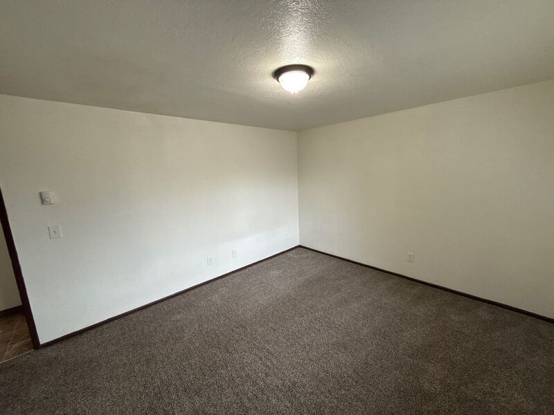 $1,545 First 3 Months, NE Salem 3 Bed, 1 Bath, 2nd Floor Apartment, Pet's are Welcome, AVAILABLE NOW! property image