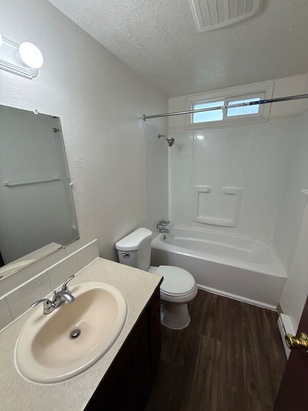 $1,545 First 3 Months, NE Salem 3 Bed, 1 Bath, 2nd Floor Apartment, Pet's are Welcome, AVAILABLE NOW! property image