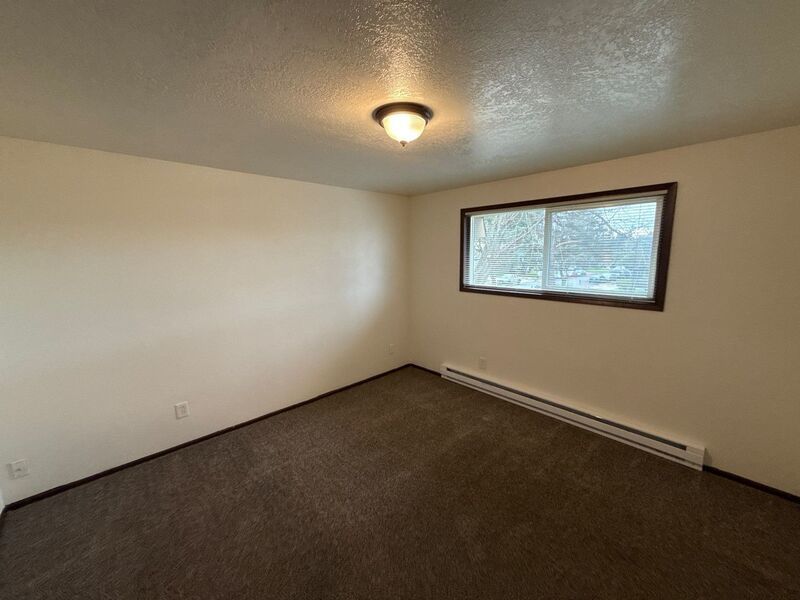 $1,545 First 3 Months, NE Salem 3 Bed, 1 Bath, 2nd Floor Apartment, Pet's are Welcome, AVAILABLE NOW! property image