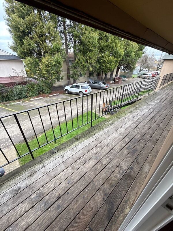 $1,545 First 3 Months, NE Salem 3 Bed, 1 Bath, 2nd Floor Apartment, Pet's are Welcome, AVAILABLE NOW! property image