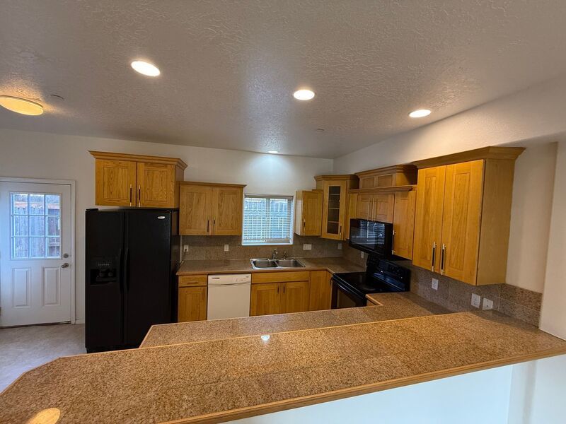 S Salem 2 Bed 1 Bed 1 Floor Apartment, W/D Hookups. Pet Friendly, COMING SOON! property image