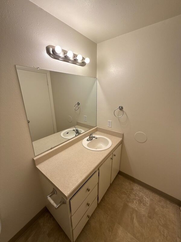 $1,195 First 3 Months, NW Salem, 2 Bed, 1 Bath, Spacious 1st Floor Apartment, Pets are Welcome, AVAILABLE NOW! property image