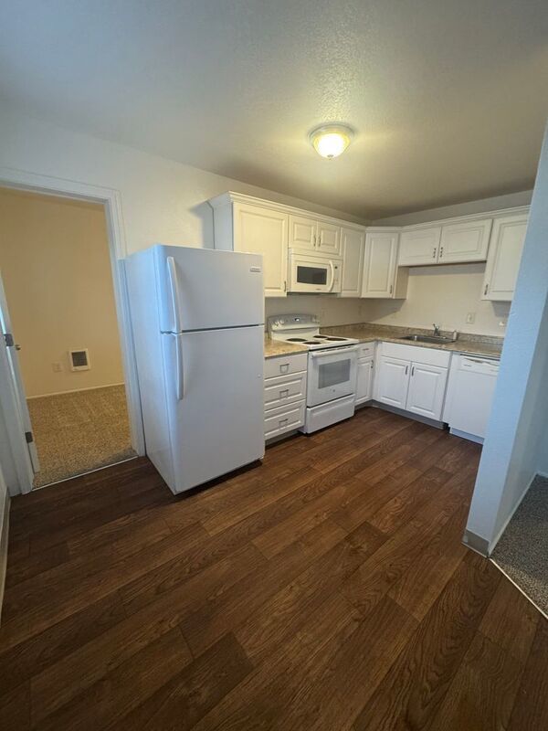 $945 First 3 Months, SE Salem, 2 Bed 1 Bath, Apartment Complex, AVAILABLE NOW! property image