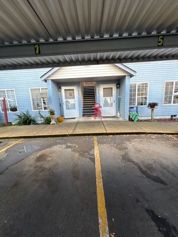 $1325 First 3 Months, NE Silverton 2 Bed 1 Bath 2nd Floor Apartment, Washer & Dryer Hookups, W/S/G Paid, AVAILABLE NOW! property image