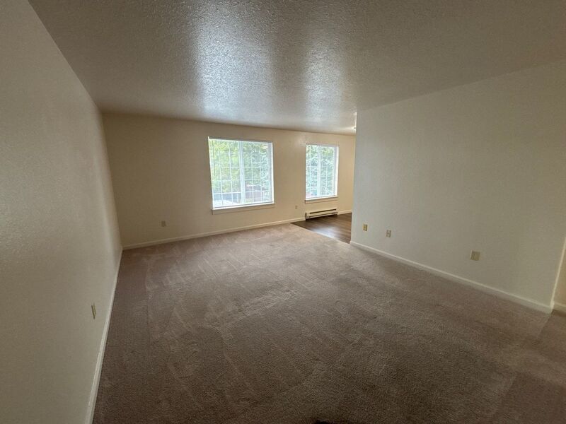 $1325 First 3 Months, NE Silverton 2 Bed 1 Bath 2nd Floor Apartment, Washer & Dryer Hookups, W/S/G Paid, AVAILABLE NOW! property image