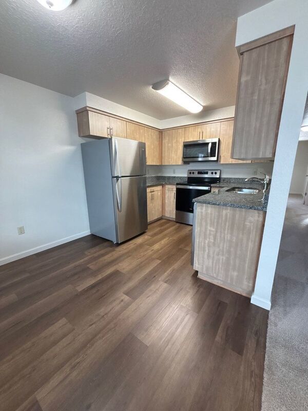 $1325 First 3 Months, NE Silverton 2 Bed 1 Bath 2nd Floor Apartment, Washer & Dryer Hookups, W/S/G Paid, AVAILABLE NOW! property image