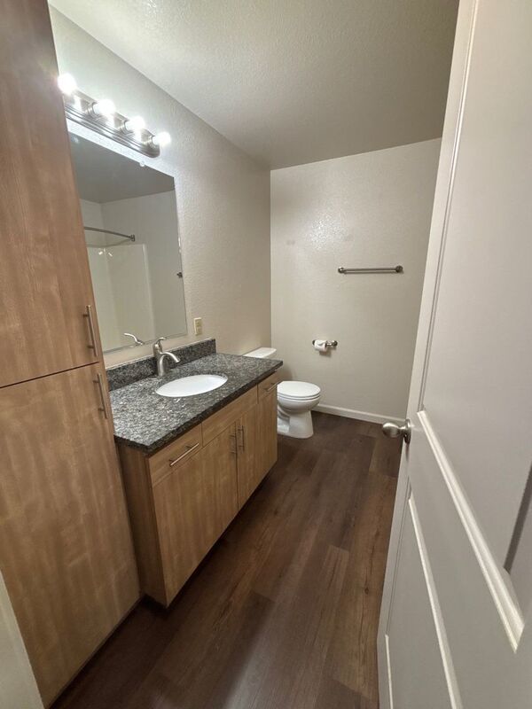 $1325 First 3 Months, NE Silverton 2 Bed 1 Bath 2nd Floor Apartment, Washer & Dryer Hookups, W/S/G Paid, AVAILABLE NOW! property image