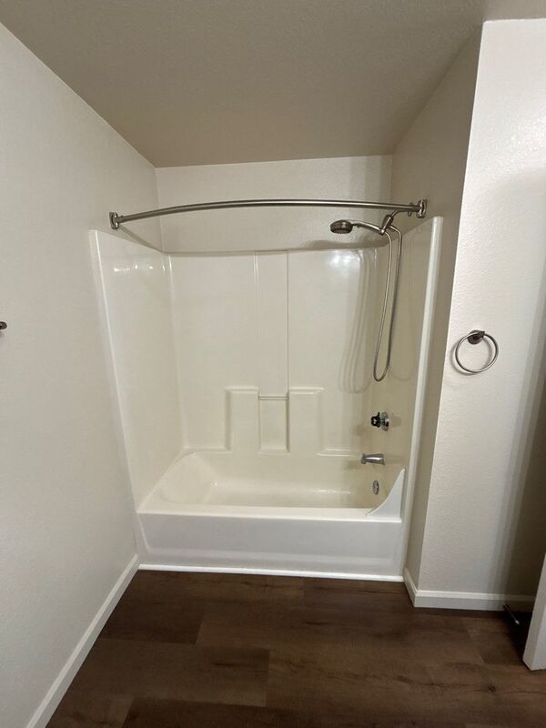 $1325 First 3 Months, NE Silverton 2 Bed 1 Bath 2nd Floor Apartment, Washer & Dryer Hookups, W/S/G Paid, AVAILABLE NOW! property image